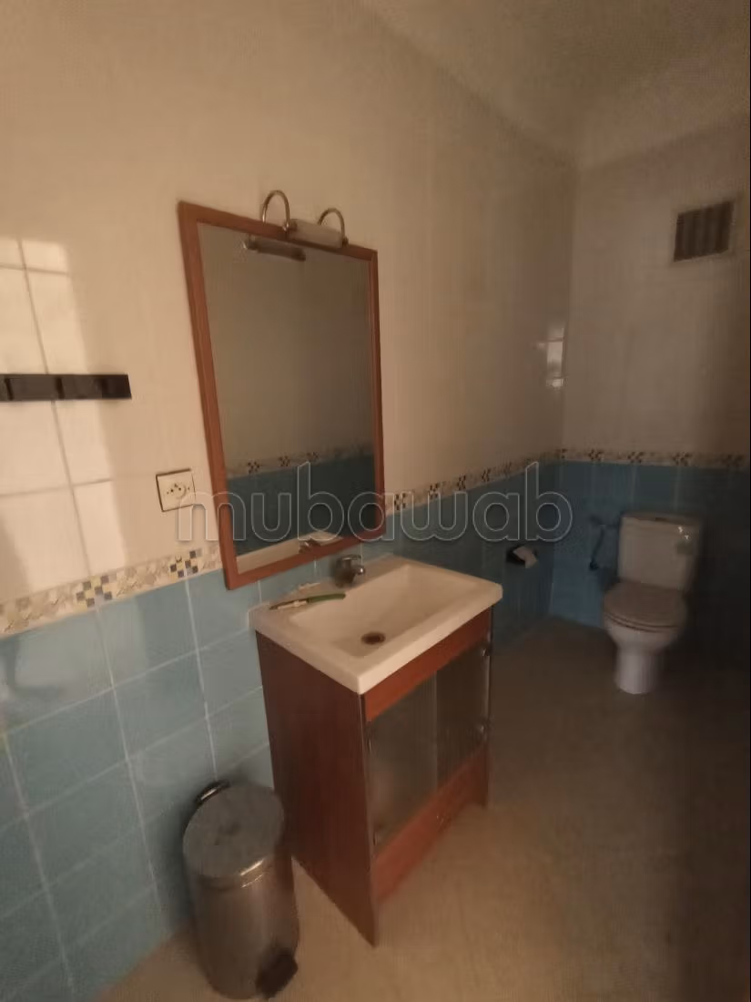 Vend appartement à Hay Hassani.
4 grandes pièces.
Résidence avec concierge — 3