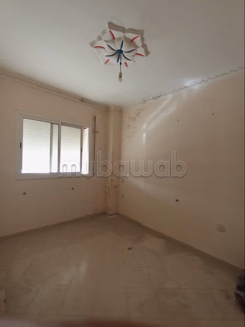 Vend appartement à Hay Hassani.
4 grandes pièces.
Résidence avec concierge — 4