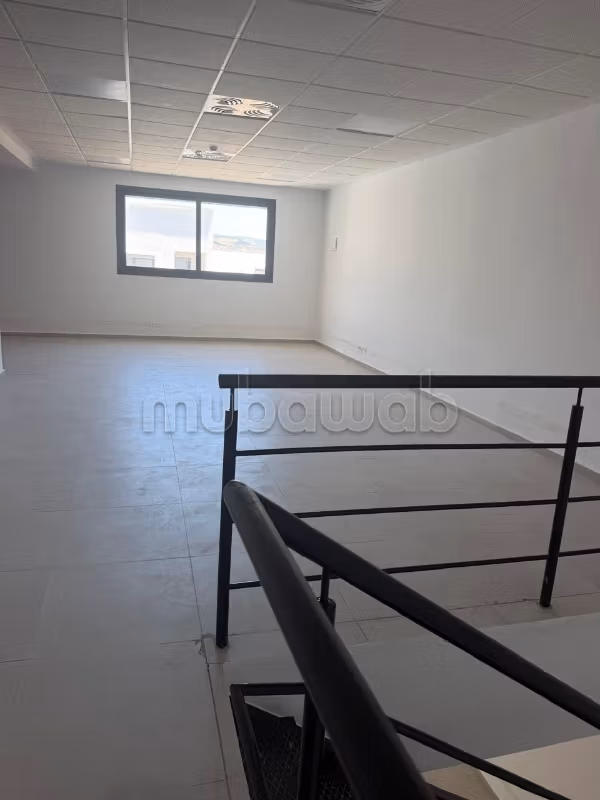 Ufficio disponibile in affitto a Mozart. Superficie di 85 m². Impianto di aria condizionata e servizio di conciergerie
