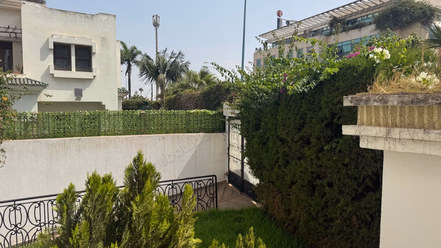 Location de bureaux à Sidi Maarouf.
Surface de 500 m².
Jardin et terrasse