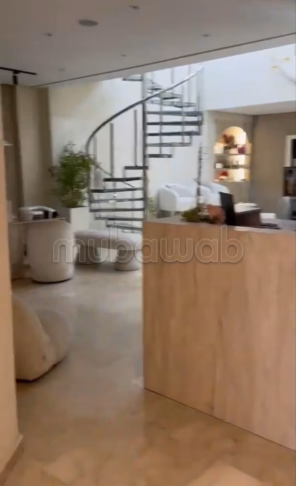 Huur deze commerciële ruimte in Maârif. Totale oppervlakte 90 m². Inbraakveiligheid, beveiliging