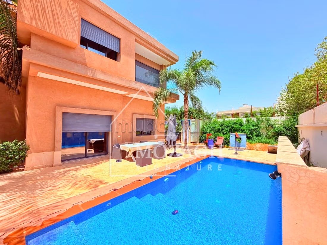 Bella villa con 4 camere da letto e piscina privata a Targa