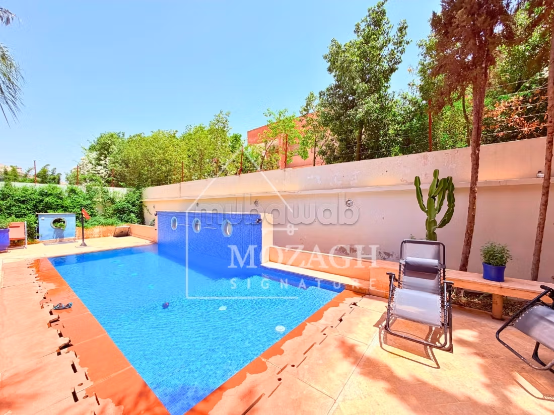 Bella villa con 4 camere da letto e piscina privata a Targa
