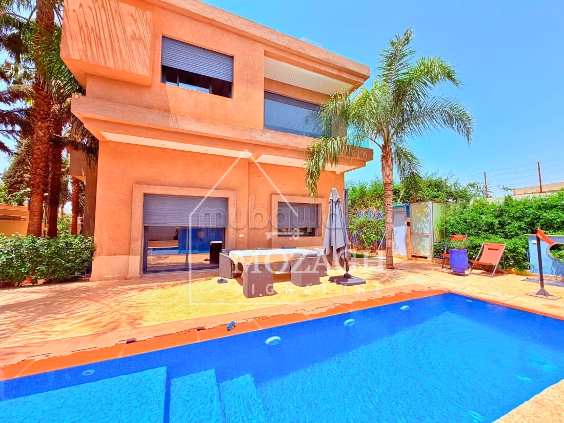 Bella villa con 4 camere da letto e piscina privata a Targa