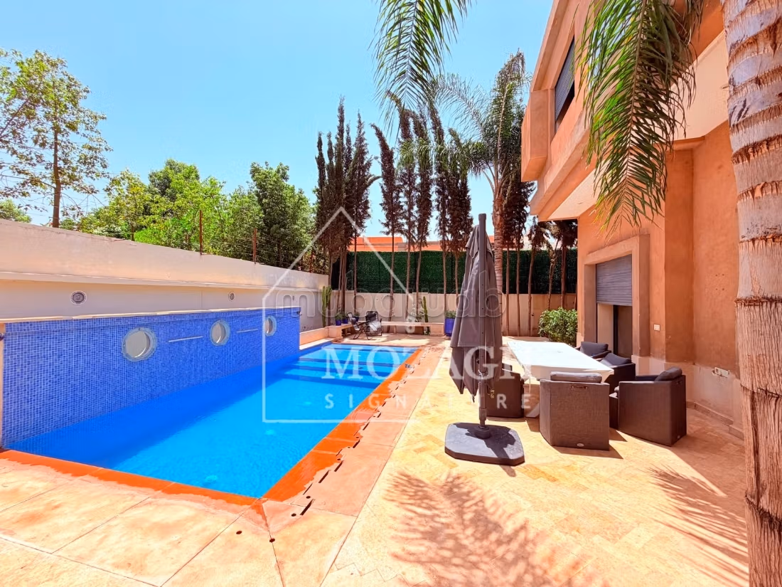 Bella villa con 4 camere da letto e piscina privata a Targa