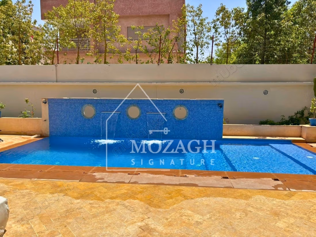 Bella villa con 4 camere da letto e piscina privata a Targa