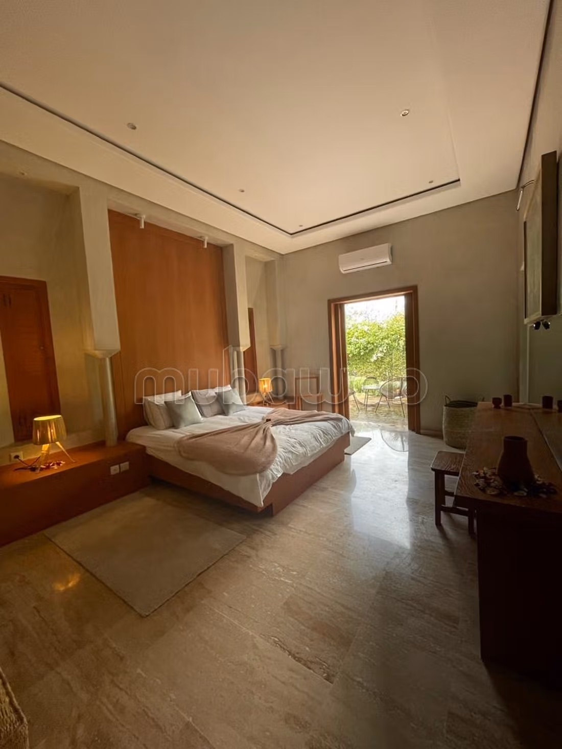 Villa de standing à louer pour vos vacances à Route Amizmiz.
Surface totale 6000 m².
Tout confort avec cheminée et climatisation