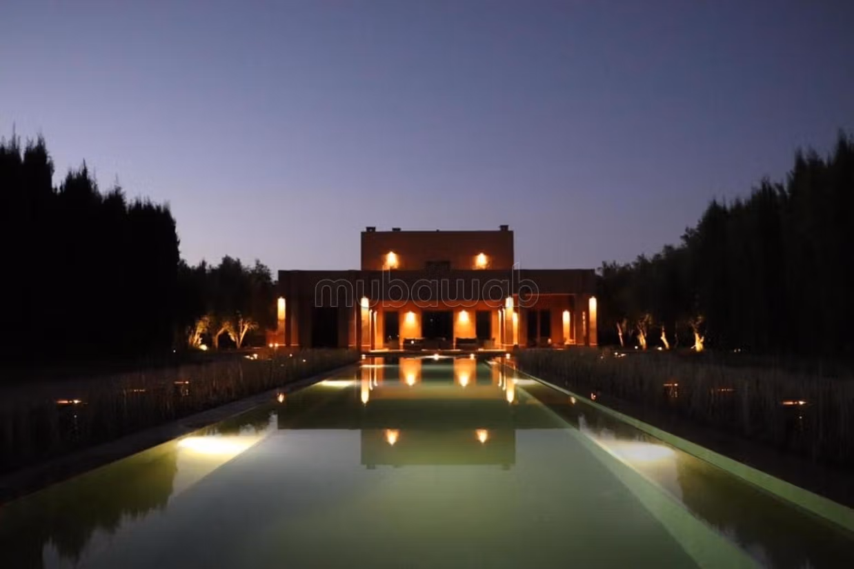 Villa de standing à louer pour vos vacances à Route Amizmiz.
Surface totale 6000 m².
Tout confort avec cheminée et climatisation