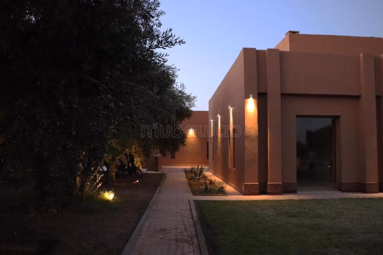 Villa de standing à louer pour vos vacances à Route Amizmiz.
Surface totale 6000 m².
Tout confort avec cheminée et climatisation