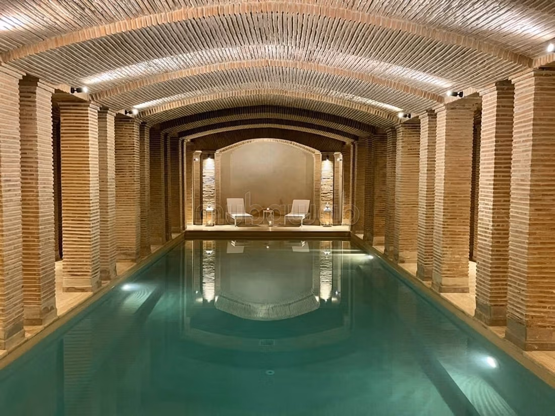 Villa de standing à louer pour vos vacances à Route Amizmiz.
Surface totale 6000 m².
Tout confort avec cheminée et climatisation