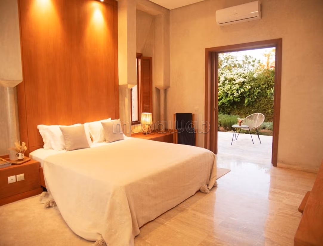 Villa de standing à louer pour vos vacances à Route Amizmiz.
Surface totale 6000 m².
Tout confort avec cheminée et climatisation