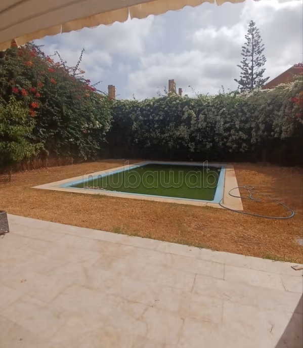 Villa de haut standing à vendre à CIL Hay Salam. 5 chambres. Concierge et climatisation