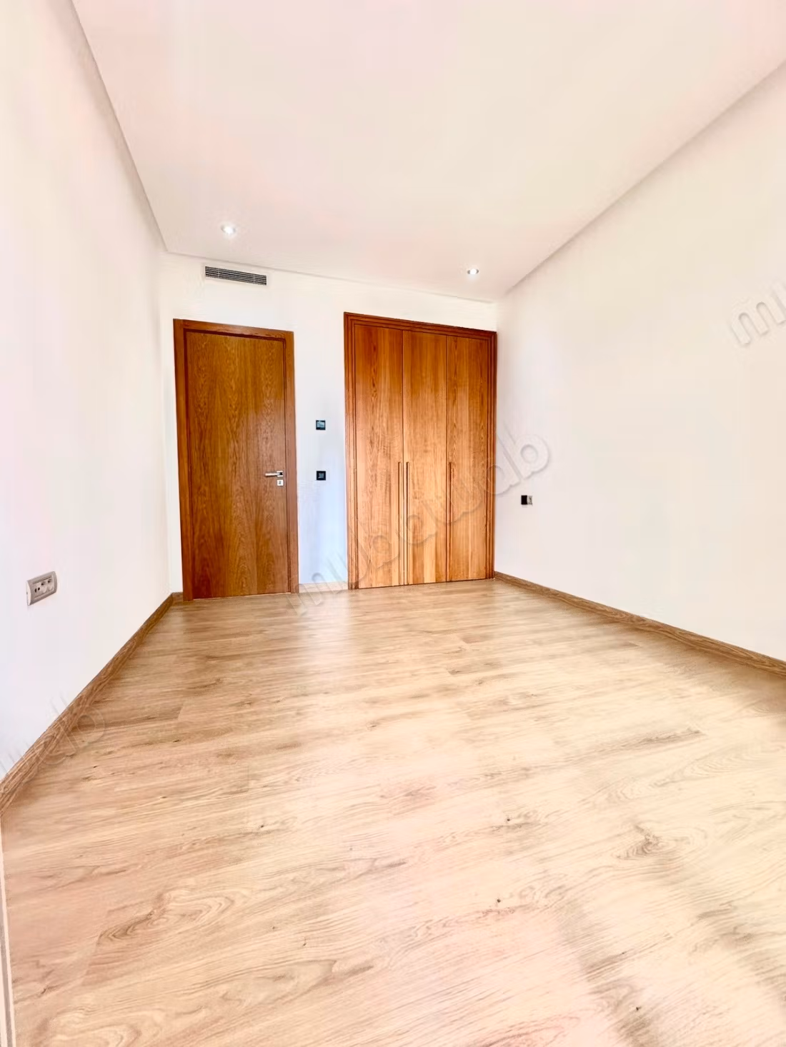 Louez cet appartement à Casablanca Finance City.
Surface totale 400 m².
Double vitrage et chauffage central