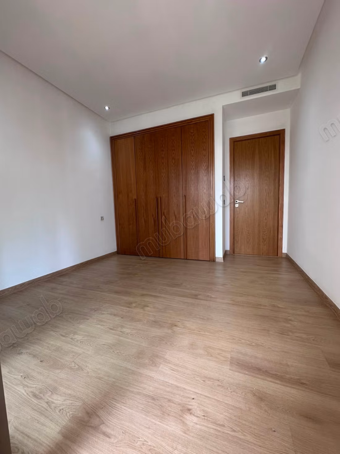 Louez cet appartement à Casablanca Finance City.
Surface totale 400 m².
Double vitrage et chauffage central
