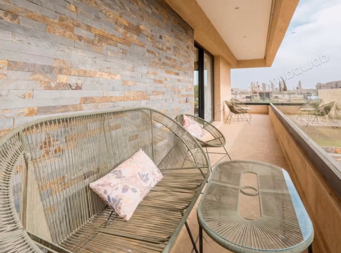 High quality house for sale in Route de Ouarzazate. 
12 large rooms. 
Storage unit