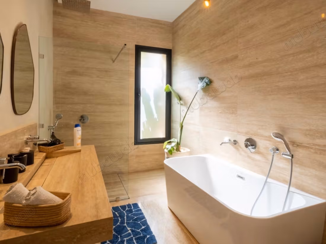 High quality house for sale in Route de Ouarzazate. 
12 large rooms. 
Storage unit