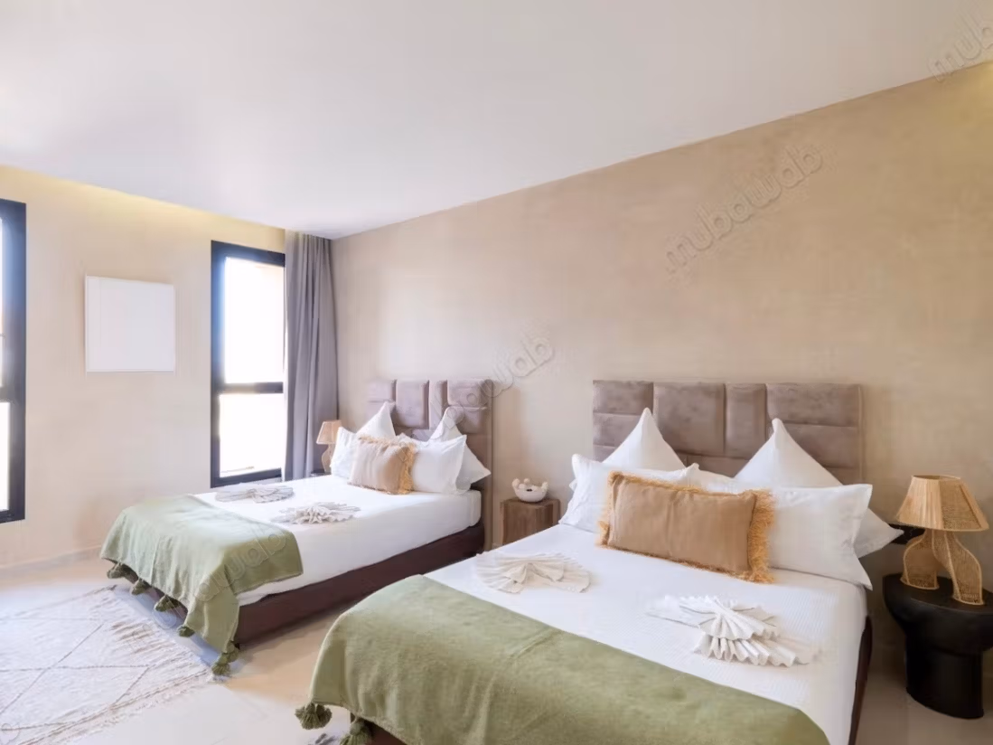 High quality house for sale in Route de Ouarzazate. 
12 large rooms. 
Storage unit