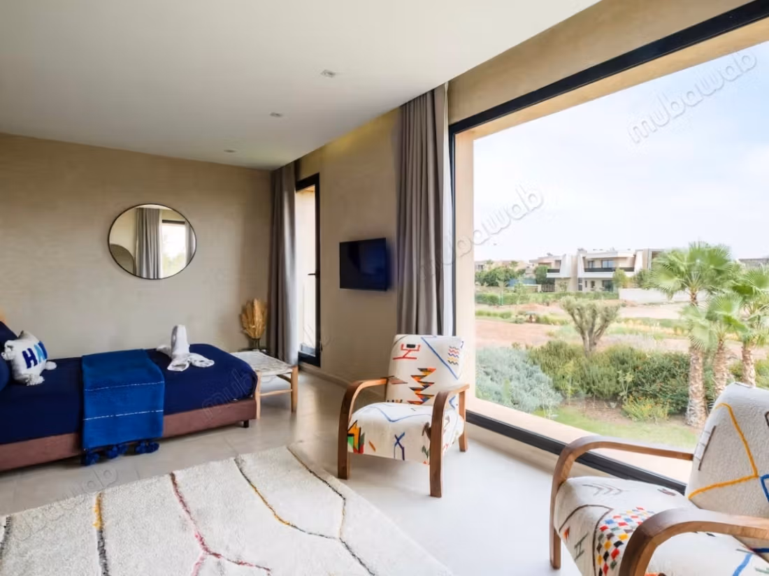 High quality house for sale in Route de Ouarzazate. 
12 large rooms. 
Storage unit