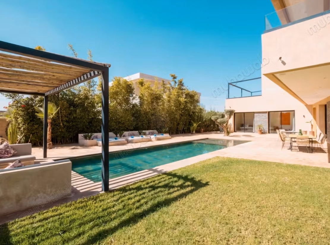 High quality house for sale in Route de Ouarzazate. 
12 large rooms. 
Storage unit