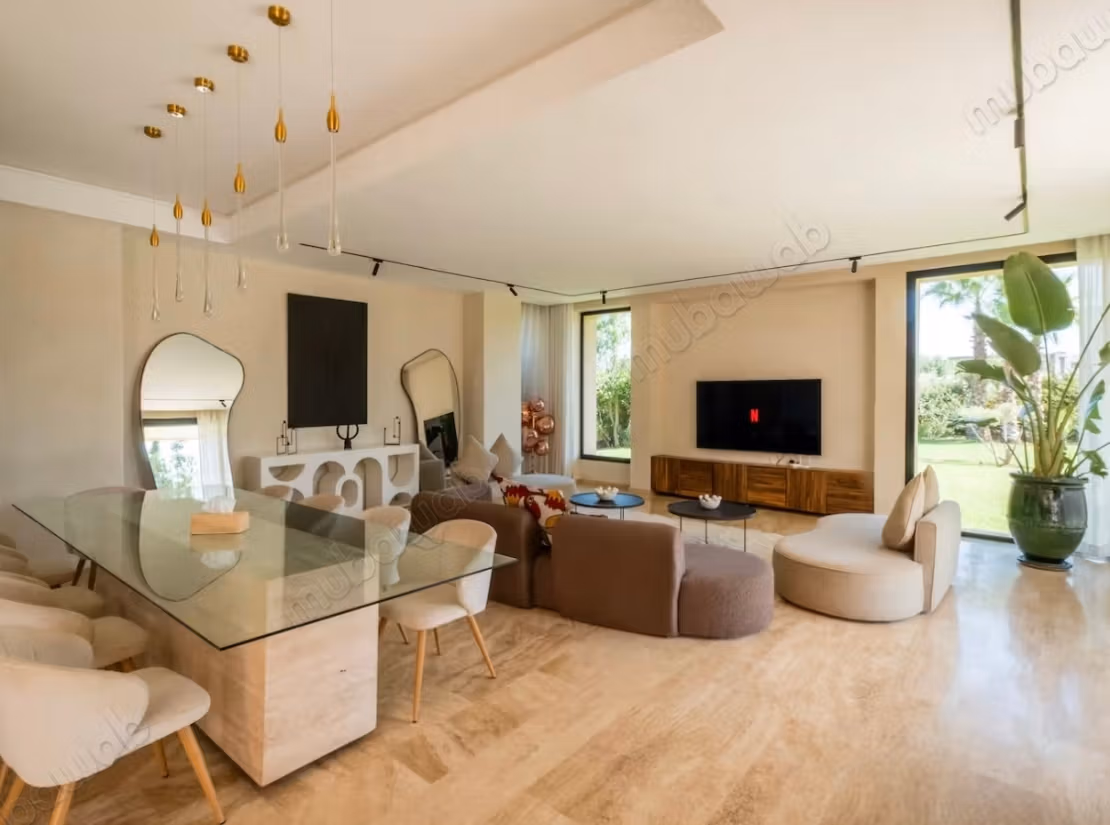 High quality house for sale in Route de Ouarzazate. 
12 large rooms. 
Storage unit