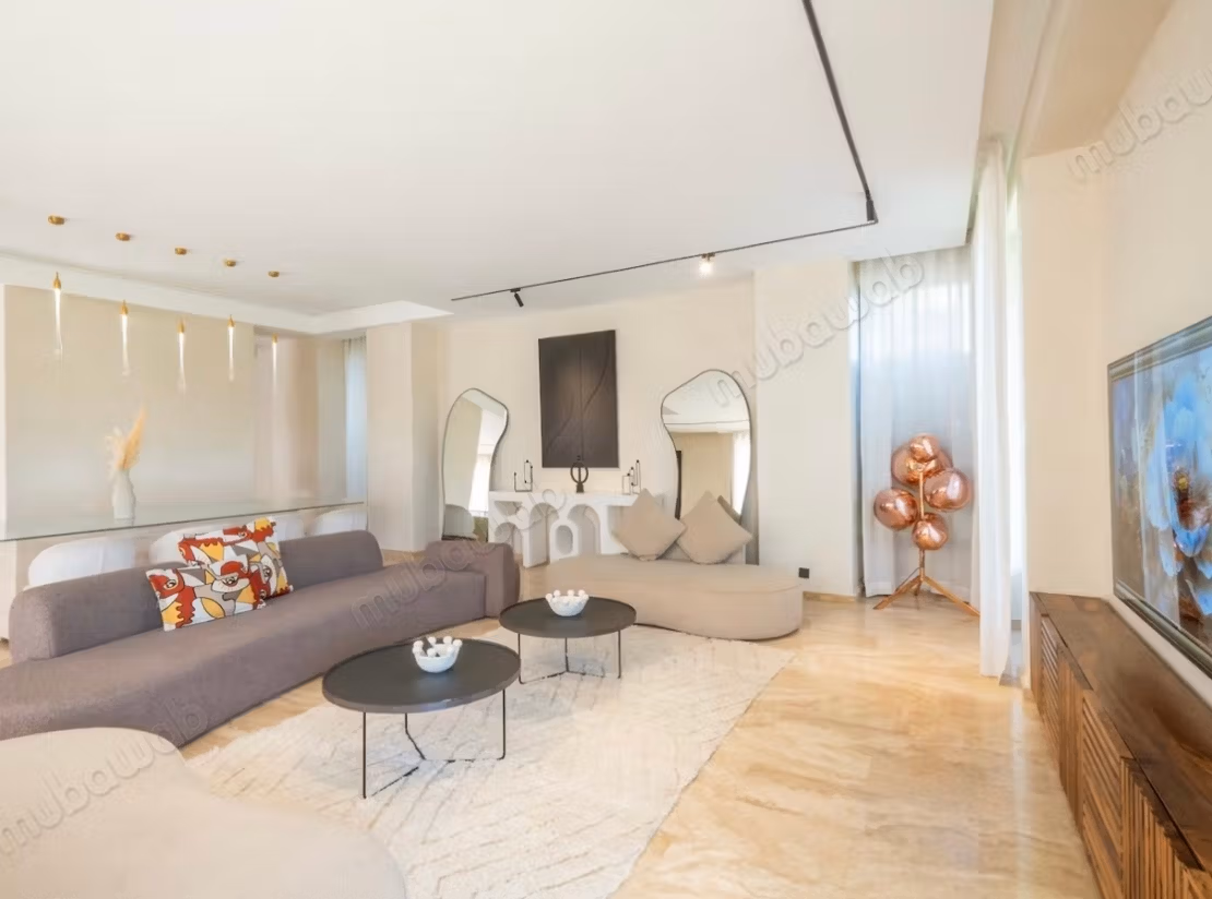 High quality house for sale in Route de Ouarzazate. 
12 large rooms. 
Storage unit