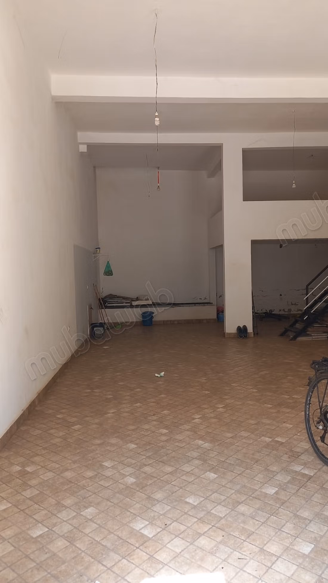 Garage con cantina e soppalco in affitto