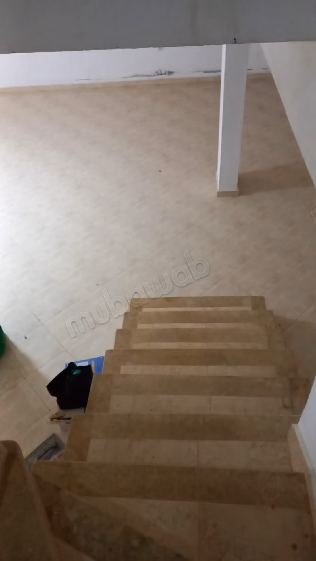 Garage con cantina e soppalco in affitto