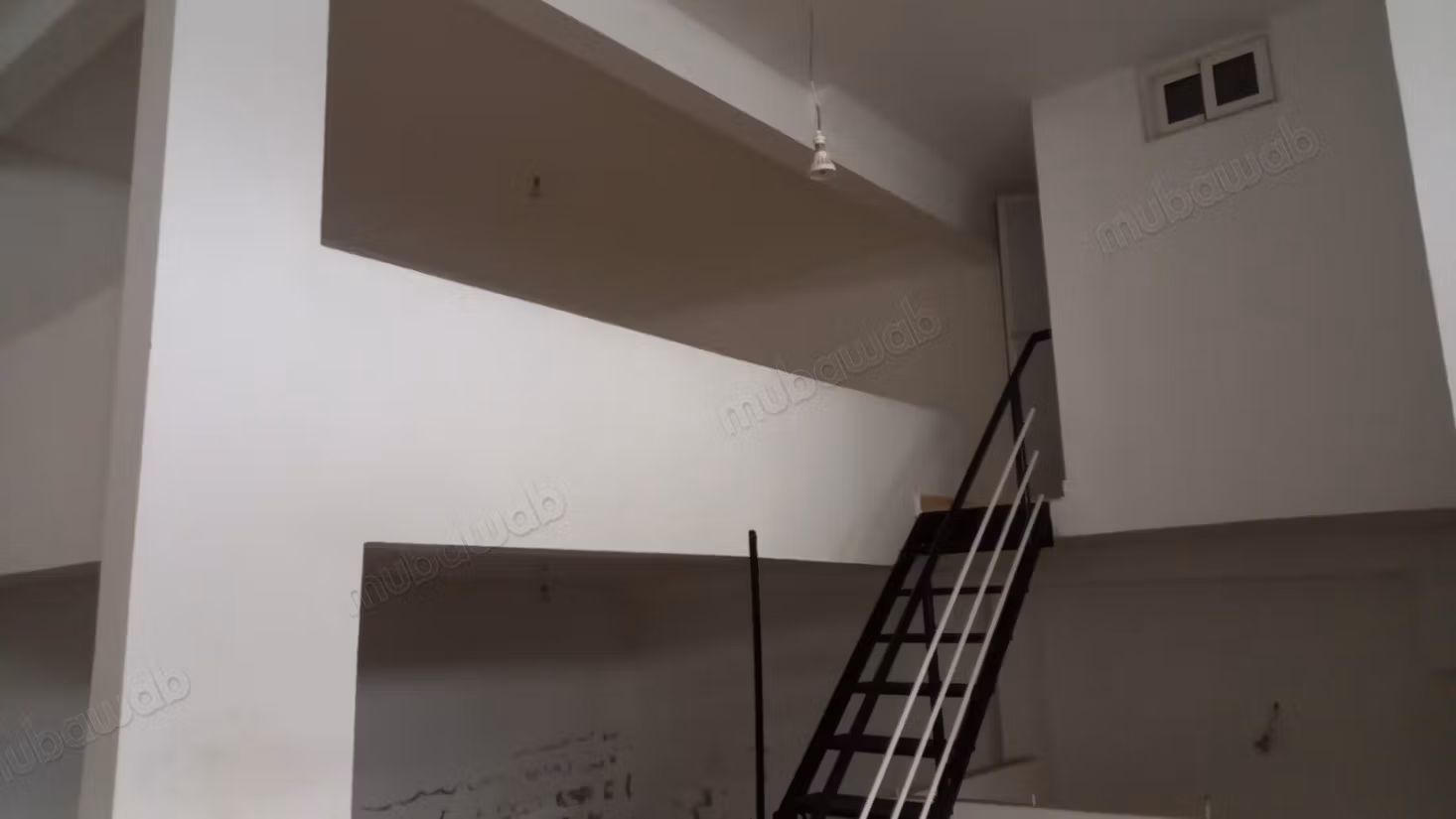 Garage con cantina e soppalco in affitto