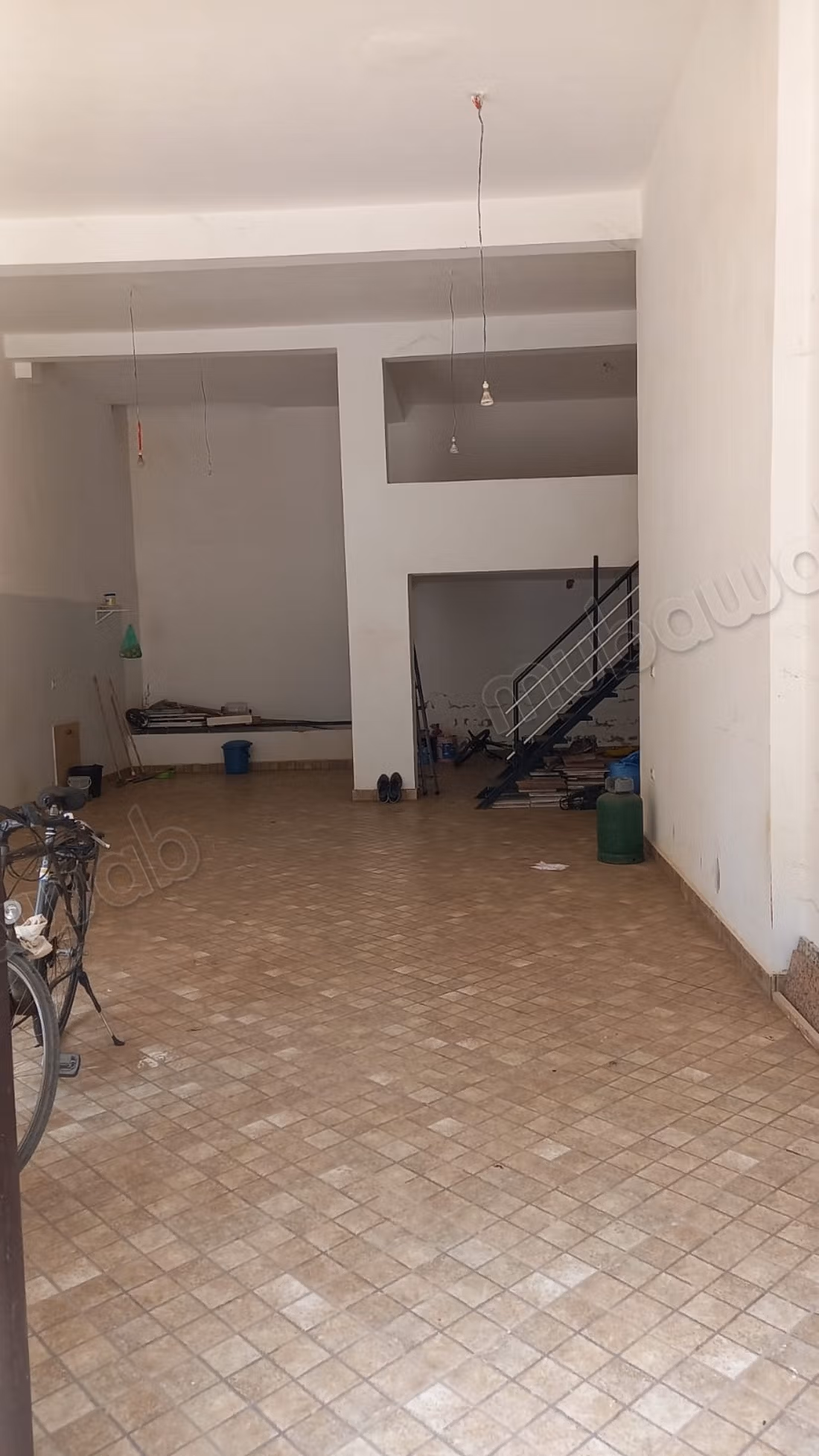 Garage con cantina e soppalco in affitto