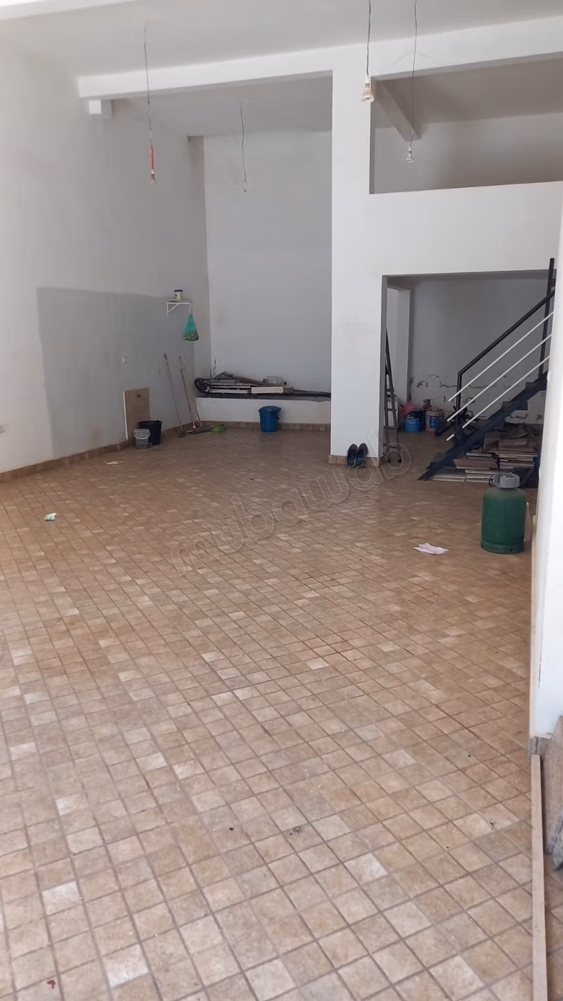 Garage con cantina e soppalco in affitto