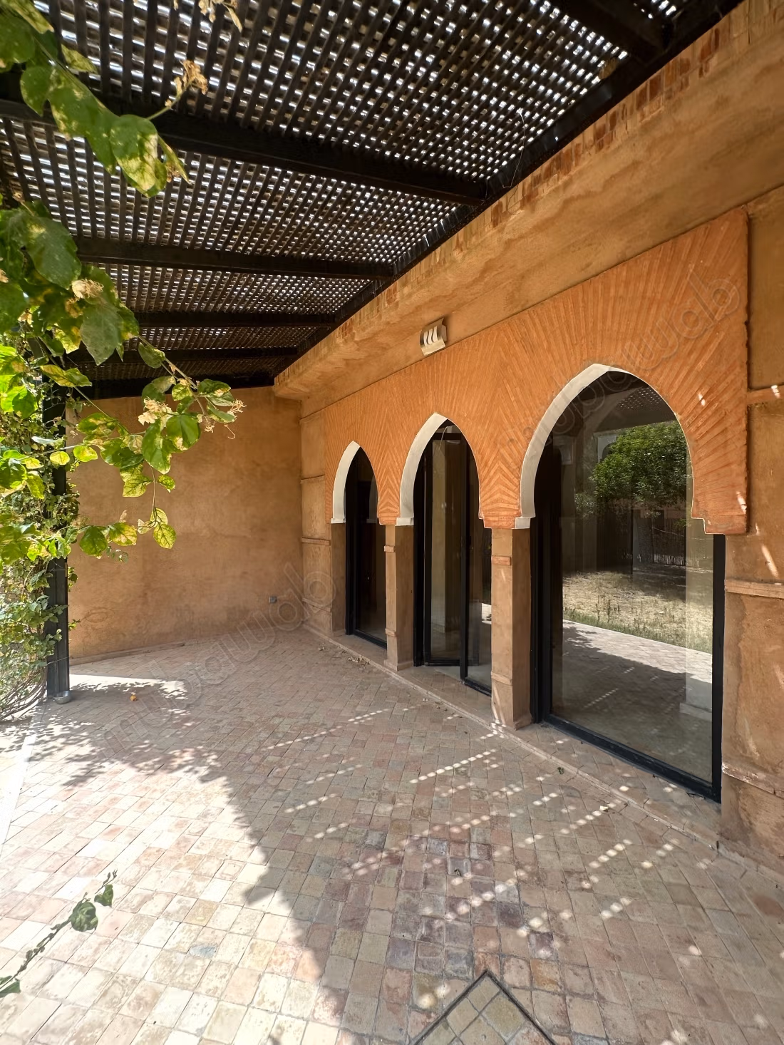 Dans magnifique résidence gardée avec piscine, superbe villa de style Riad, beaucoup de charme