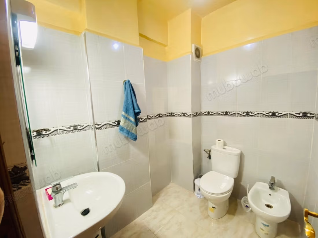 Appartement à vendre à Alal Fassi 2 grandes pièces. Résidence avec porte, et climatisation