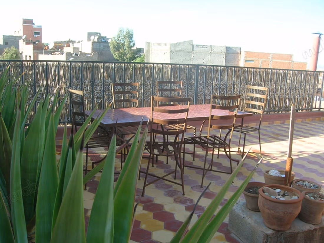 Edificio independiente con 3 apartamentos