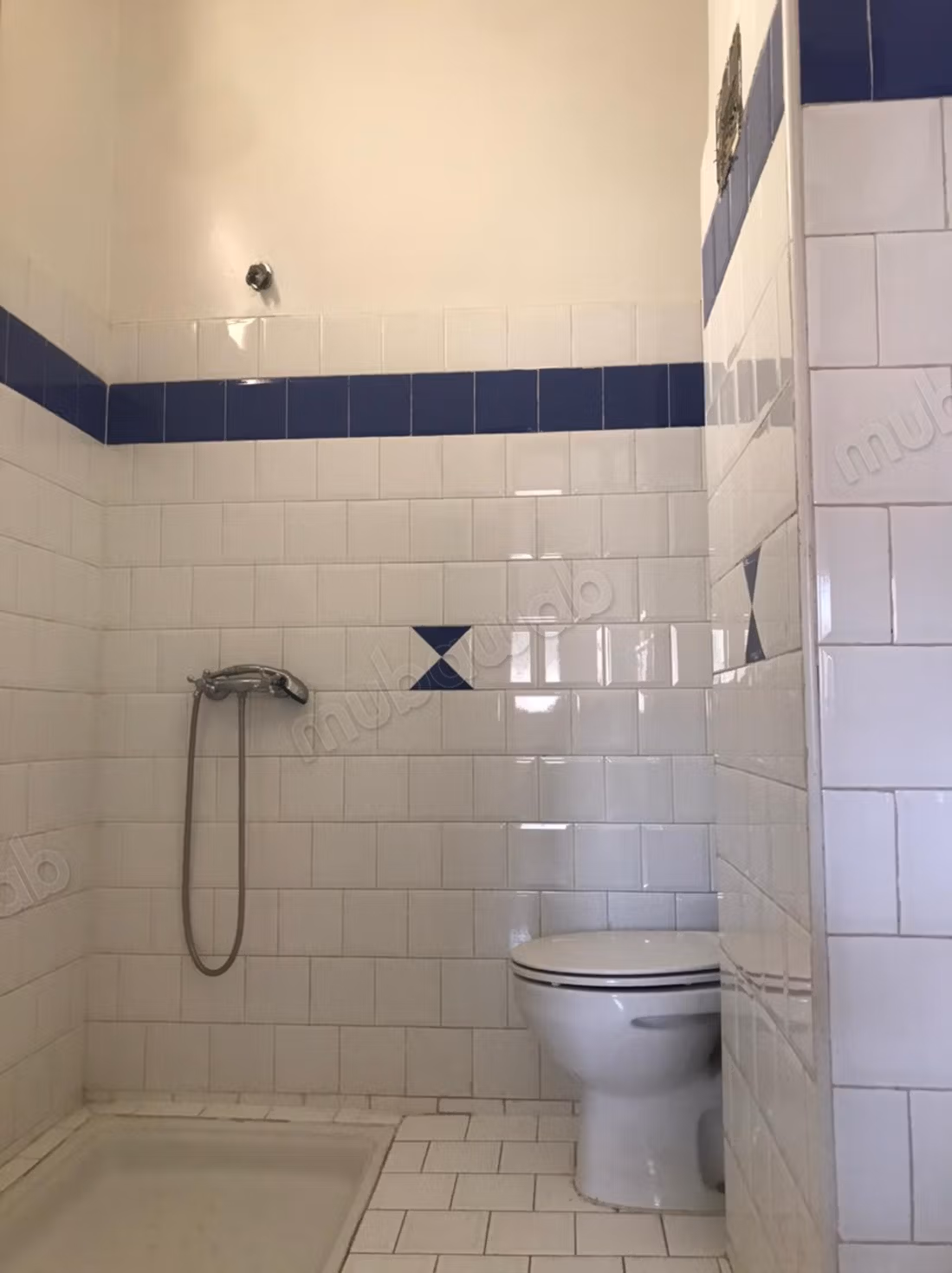 Edificio independiente con 3 apartamentos
