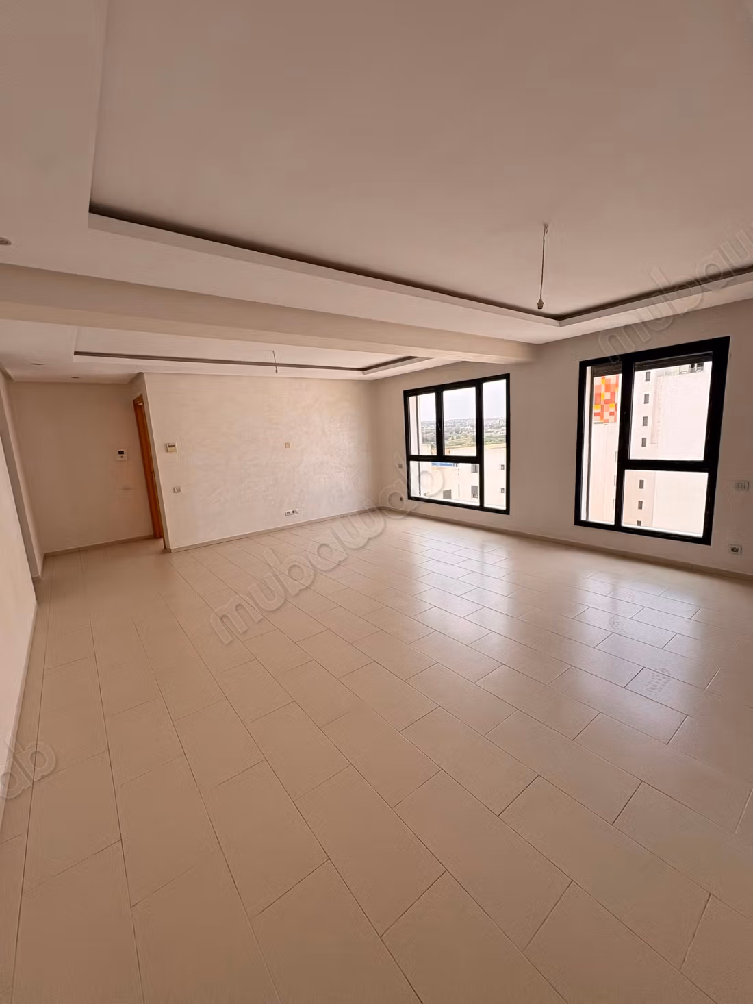 Appartenant à louer 3 chambres 2 salles de bain 1 slon avec terrasse Asancesre avec parking e7 Étage Quartier CEC Casablanca — 3