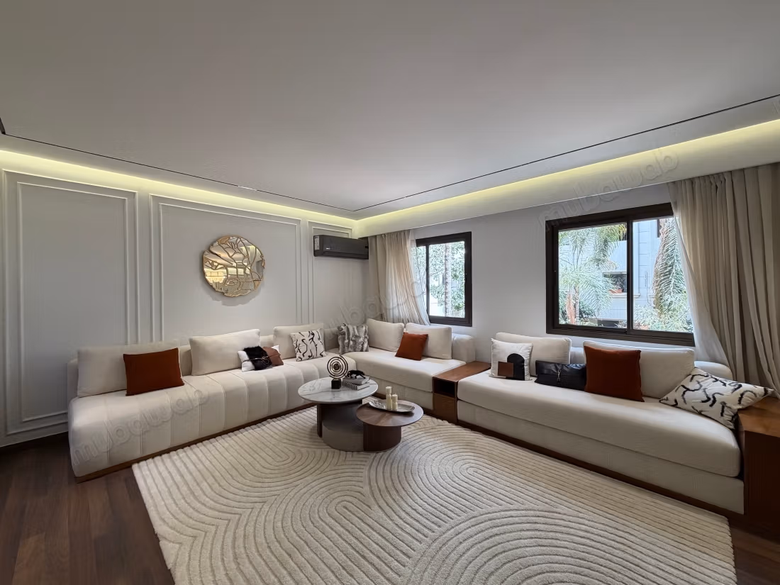 Apartment for rent in Triangle d'Or. 
2 large rooms