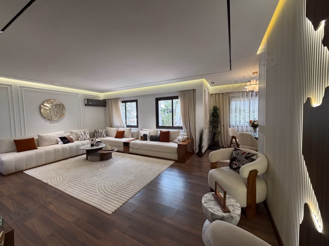 Apartment for rent in Triangle d'Or. 
2 large rooms