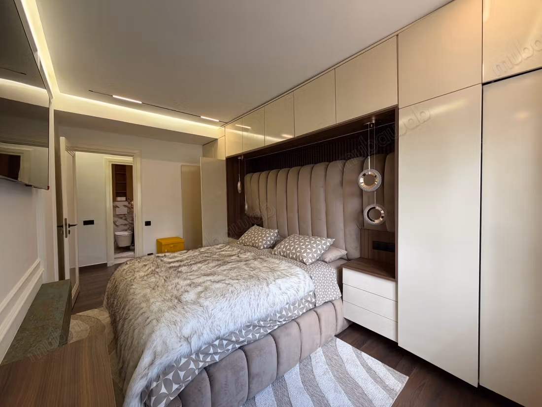 Apartment for rent in Triangle d'Or. 
2 large rooms