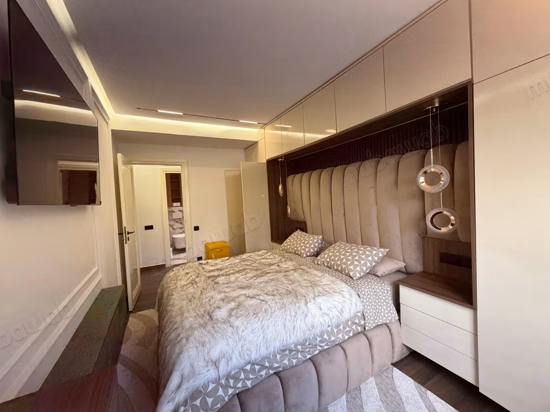 Apartment for rent in Triangle d'Or. 
2 large rooms