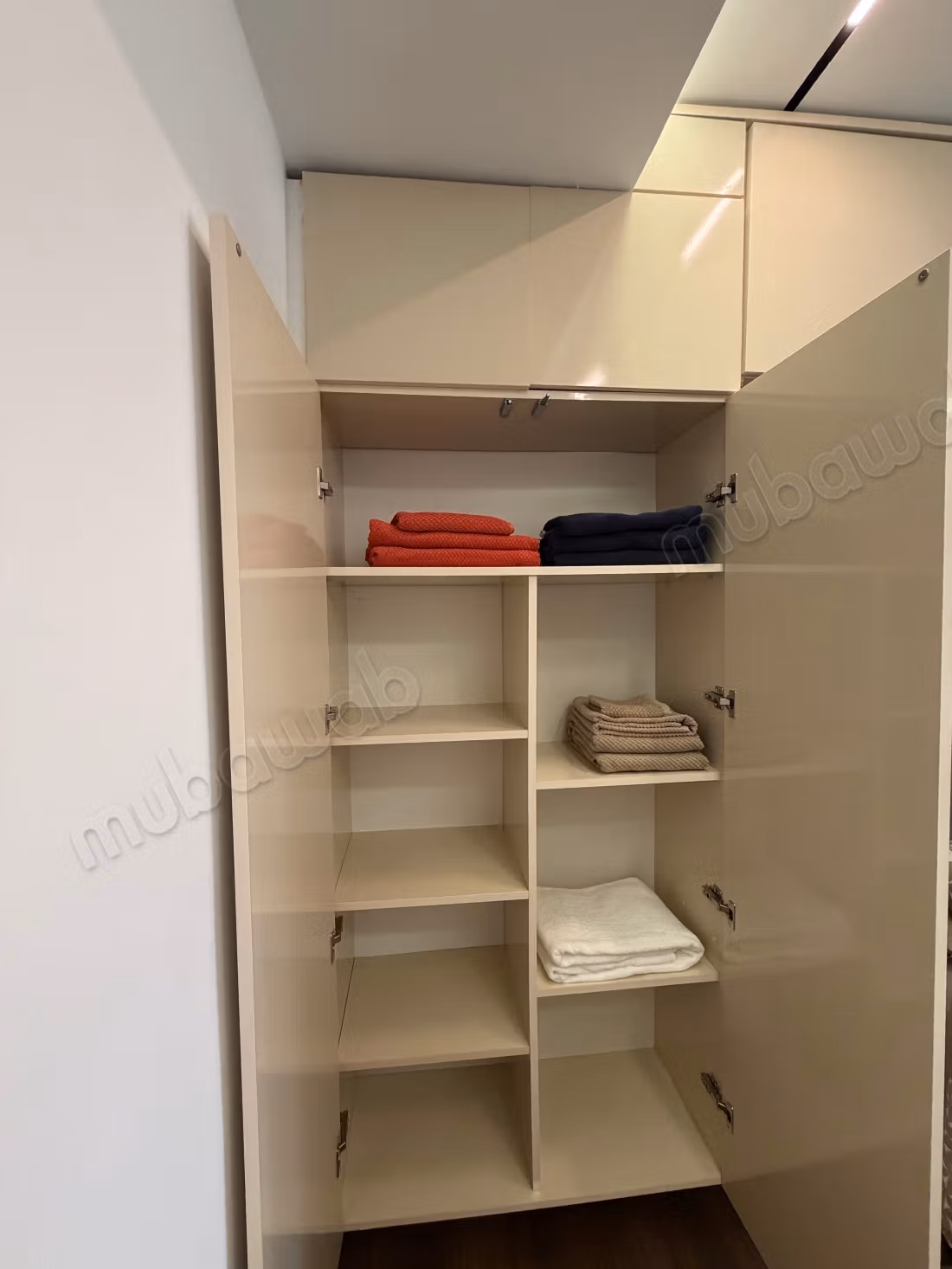 Apartment for rent in Triangle d'Or. 
2 large rooms