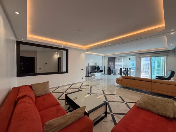 Find an apartment to buy in Racine.
Small area 260 m²