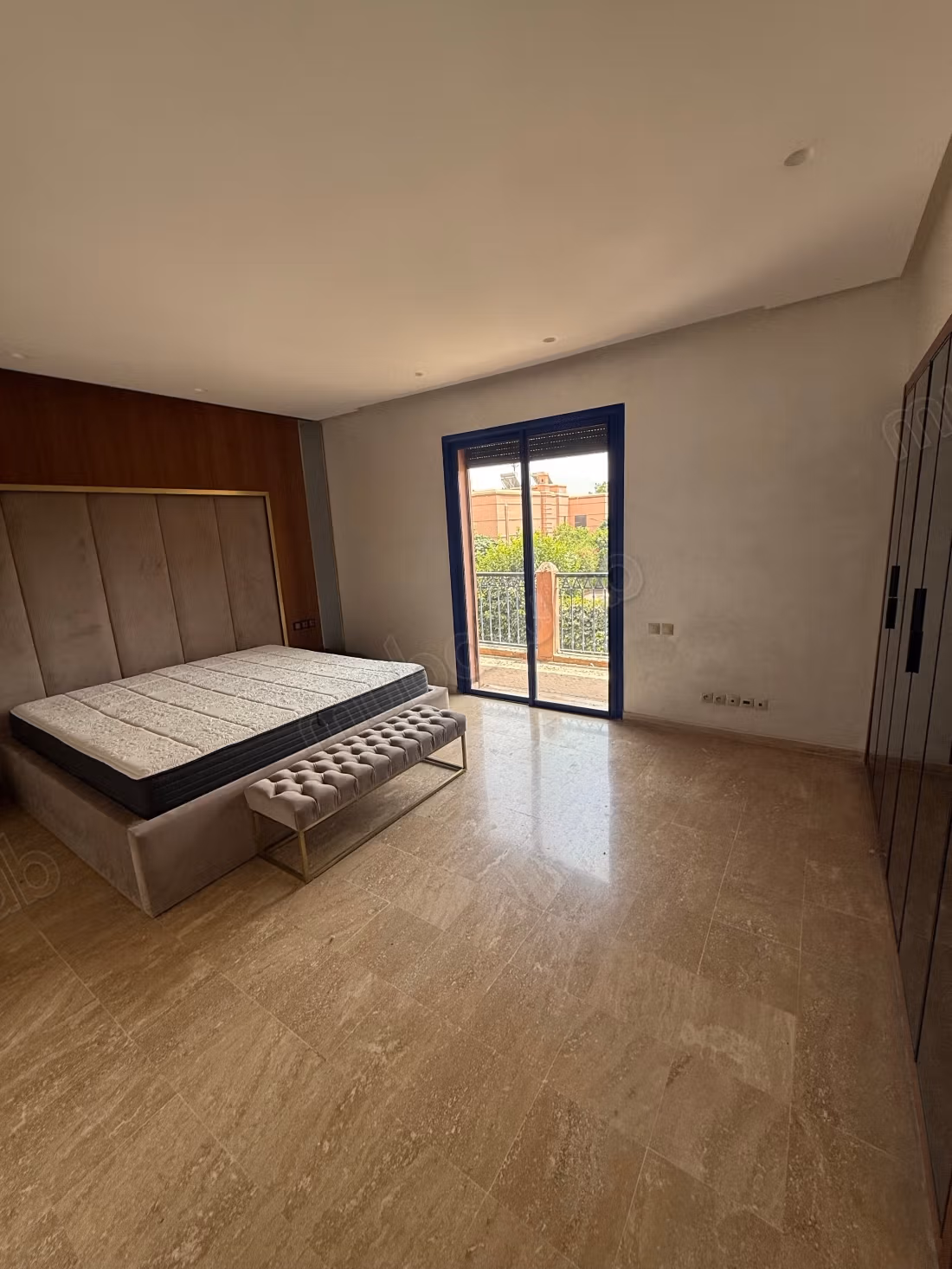 Opportunity to sell a luxury villa on Route Casablanca. 7 large rooms. Concierge service available, air conditioning system