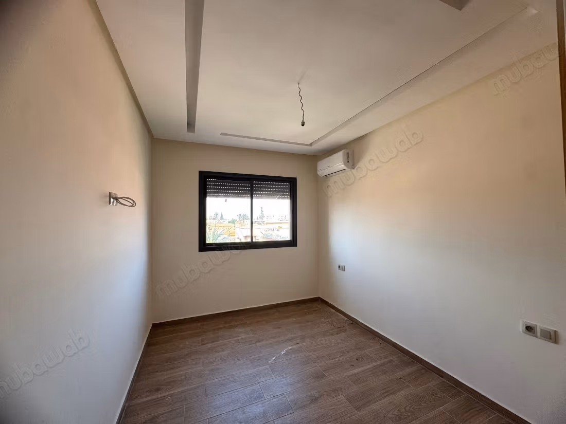Appartamenti nuovi vuoti con 2 camere e saloni in affitto