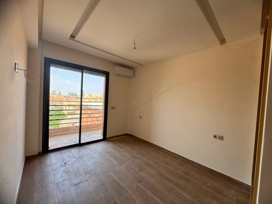 Appartamenti nuovi vuoti con 2 camere e saloni in affitto