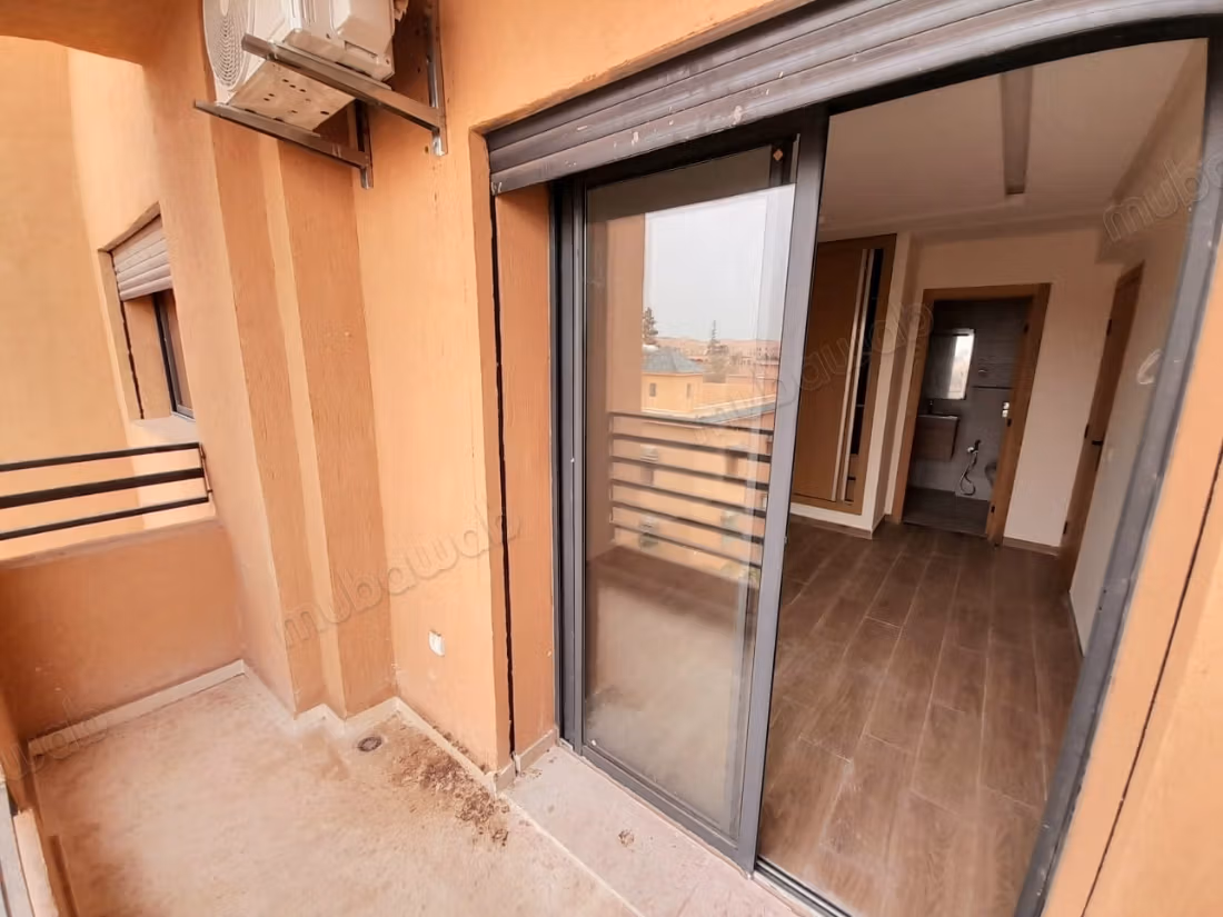 Appartamenti nuovi vuoti con 2 camere e saloni in affitto