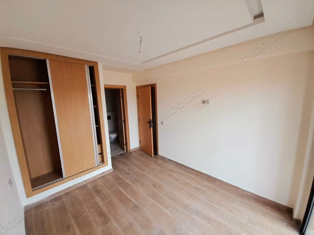 Appartamenti nuovi vuoti con 2 camere e saloni in affitto