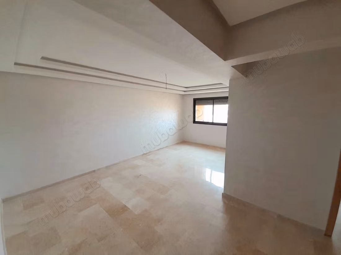 Appartamenti nuovi vuoti con 2 camere e saloni in affitto