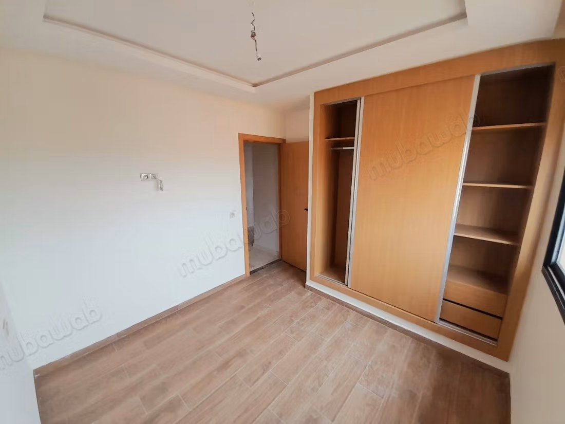 Appartamenti nuovi vuoti con 2 camere e saloni in affitto