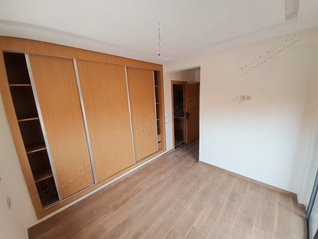 Appartamenti nuovi vuoti con 2 camere e saloni in affitto