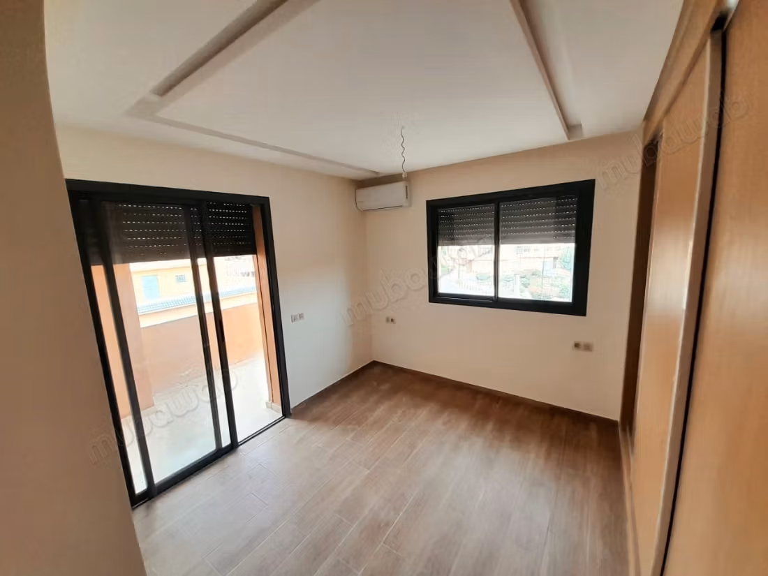 Appartamenti nuovi vuoti con 2 camere e saloni in affitto